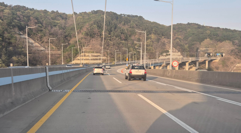 과속방지턱 설치 기준 상 일반도로(교량)에는 과속방지턱이 없는 모습