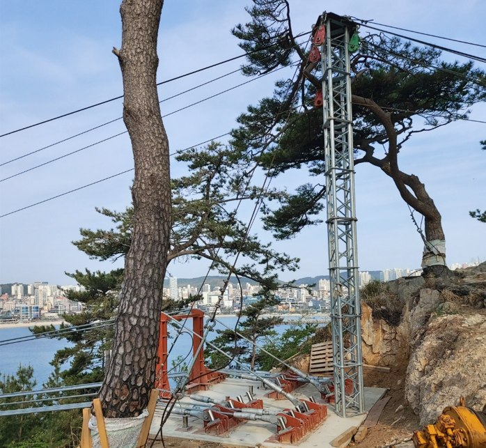 출렁다리 안전성, 산과 산 사이 흔들리는 그 다리가 정말 괜찮은 이유 5 출렁다리 시공 순서 - 가설 케이블 주탑 시공